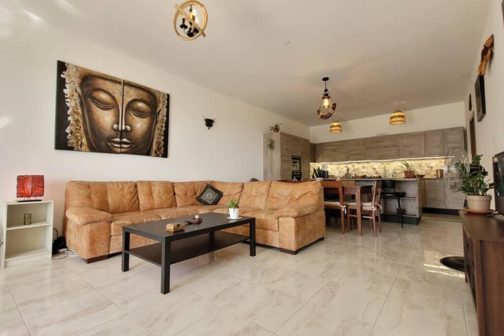 Luxury En-suite Double. Beach-house With Sea Views *