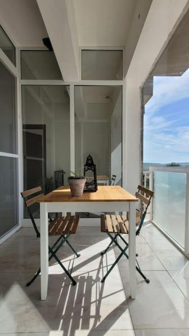 Luxury En-suite Double. Beach-house With Sea Views Apartment