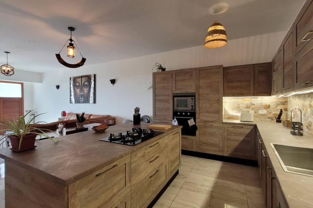 Luxury En-suite Double. Beach-house With Sea Views *